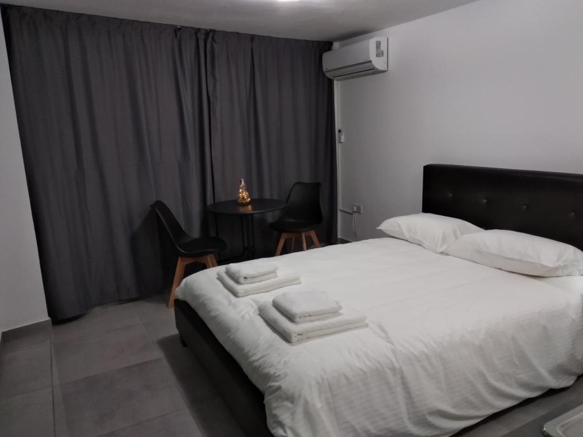 Cozy Place In The Heart Of Harbor Apartment Пафос Екстериор снимка